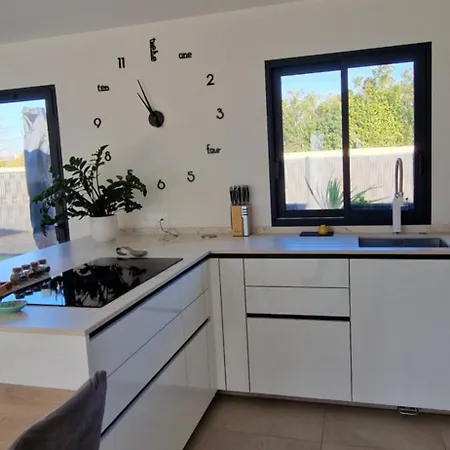 Moderne Avec Piscine Privee Roubia